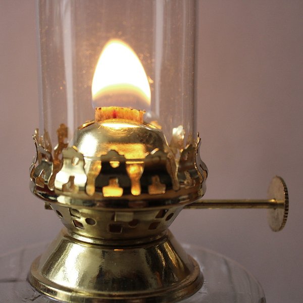 Petroleumlampe LINNE, Messingbehälter mit Griff, rund, Messingbrenner, Höhe 26,5 cm