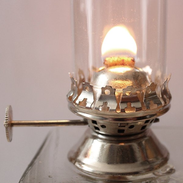 Petroleumlampe LINNE, Messing vernickelt, mit Griff, rund, Nickelbrenner, Höhe 33 cm